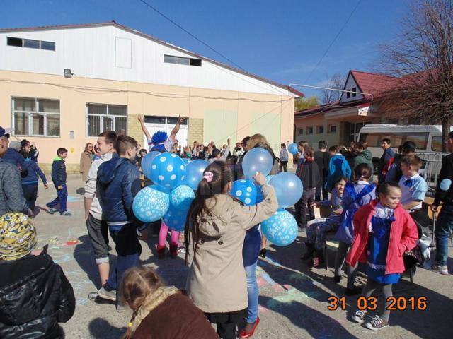 Expoziţii de pictură şi, desene pe asfalt, dansuri realizate de copii cu nevoie speciale, la Centrul Şcolar Suceava