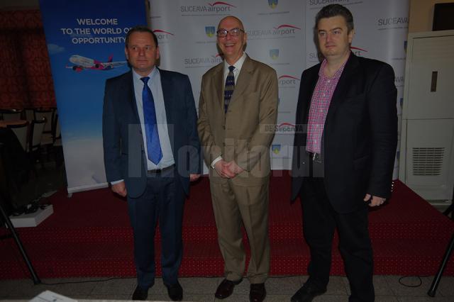 Directorul de comunicare al Wizz Air, Doug Oliver, împreună cu preşedintele CJ, Cătălin Nechifor, şi directorul Aeroportului „Ştefan cel Mare”, Ioan Măriuţa