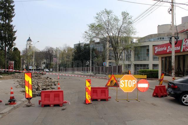 Strada Ştefan cel Mare a fost închisă circulaţiei pe porţiunea dintre Muzeul de Istorie şi Parcul Central, pentru a fi continuate lucrarile de modernizare a zonei centrale