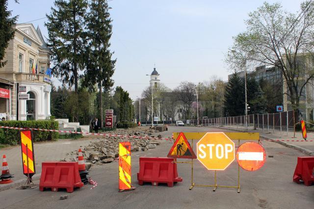 Strada Ştefan cel Mare a fost închisă circulaţiei pe porţiunea dintre Muzeul de Istorie şi Parcul Central, pentru a fi continuate lucrarile de modernizare a zonei centrale