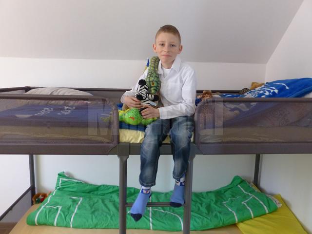 Orfan de mamă, părăsit de tată, un copil în vârstă de 8 ani şi-a găsit o familie la Centrul „Sf. Nicolae” din Suceava