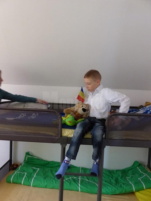 Orfan de mamă, părăsit de tată, un copil în vârstă de 8 ani şi-a găsit o familie la Centrul „Sf. Nicolae” din Suceava