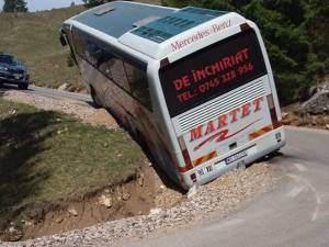 Autocar rămas blocat într-un şanţ, pe Transrarău