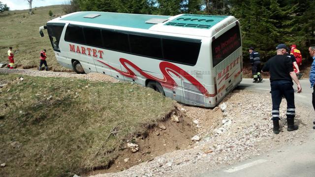 Autocarul cu turişti a rămas suspendat după ce a intrat cu roţile din stânga spate în şanţ