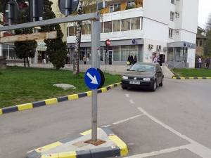 Autoturism parcat în sensul giratoriu de pe strada Ciprian Porumbescu, la intersecţia cu strada Vasile Bumbac, la intrarea în parcarea subterană nr. II
