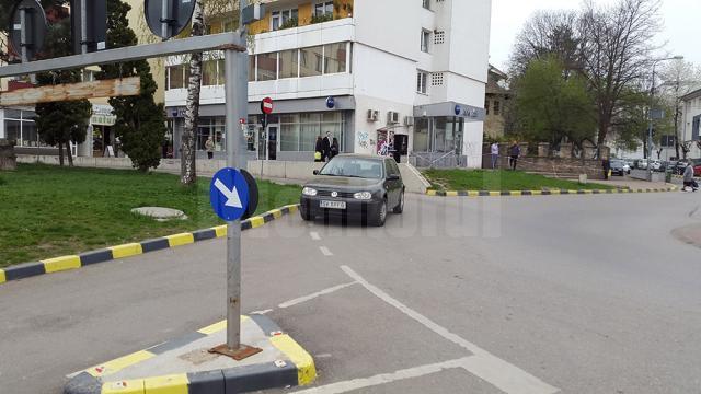 Autoturism parcat în sensul giratoriu de pe strada Ciprian Porumbescu, la intersecţia cu strada Vasile Bumbac, la intrarea în parcarea subterană nr. II