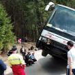 Un autocar plin cu turişti, rămas blocat într-un şanţ pe Transrarău