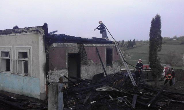 Întregul acoperiş al casei a fost distrus în urma incendiului