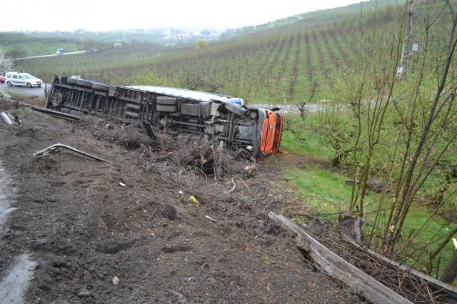 Accident la intrarea în municipiul Fălticeni dinspre Spătăreşti, FOTO: Ziarul de pe net Fălticeni