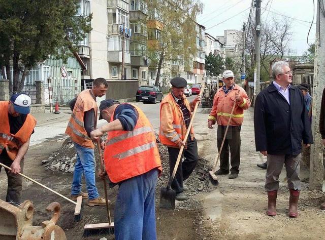 Lucrările de reparaţii stradale, verificate în teren de primarul Ion Lungu