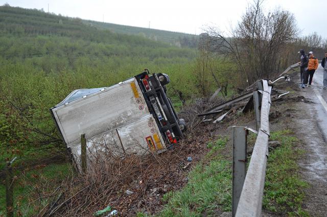 Vehiculul greu a fost scăpat de sub control într-o curbă şi s-a răsturnat. Foto: www.ziaruldepenet.ro
