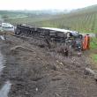 Vehiculul greu a fost scăpat de sub control într-o curbă şi s-a răsturnat. Foto: www.ziaruldepenet.ro