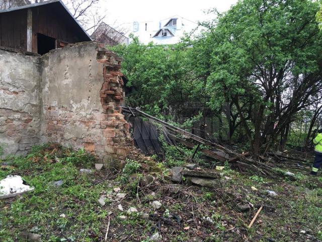 Casa părăsită dintre blocuri, o sursă de infecţie, cu risc de incendii