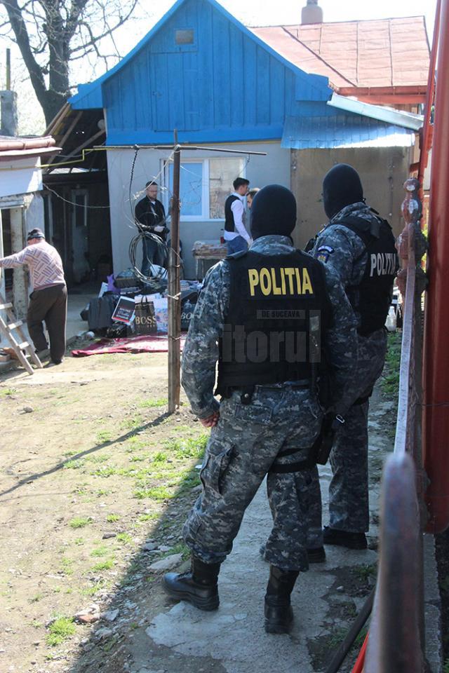 Poliţiştii au descins miercuri dimineaţă în mai multe case din jurul Pieţei Centrale