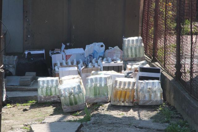 Poliţiştii au găsit sute de sticle de băuturi spirtoase de provenienţă ucraineană în urma percheziţiilor de miercuri dimineaţă
