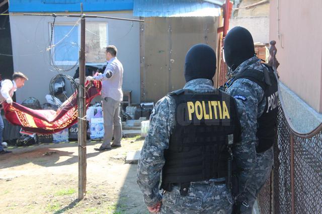Marfă de contrabandă confiscată din depozite clandestine, în jurul Pieţei Centrale din Suceava