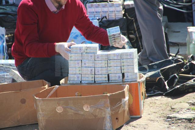 Marfă de contrabandă confiscată din depozite clandestine, în jurul Pieţei Centrale din Suceava