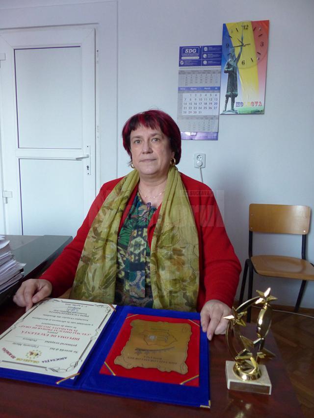 Distincţiile primite de primarul din Dolhasca, Maria Cojocariu, din partea Asociaţiei Oraşelor din România