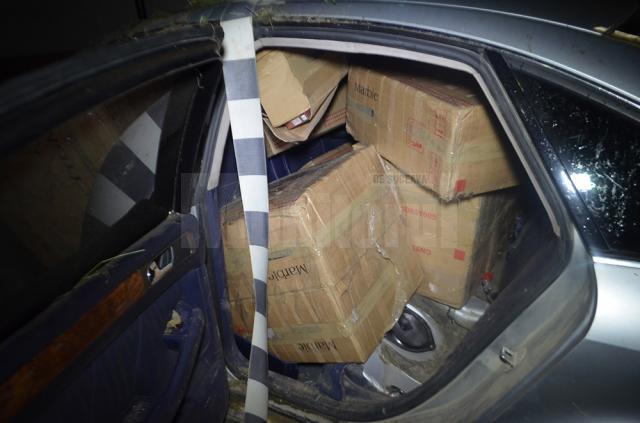 Poliţiştii au descoperit mii de pachete cu ţigări în interiorul maşinii abandonate