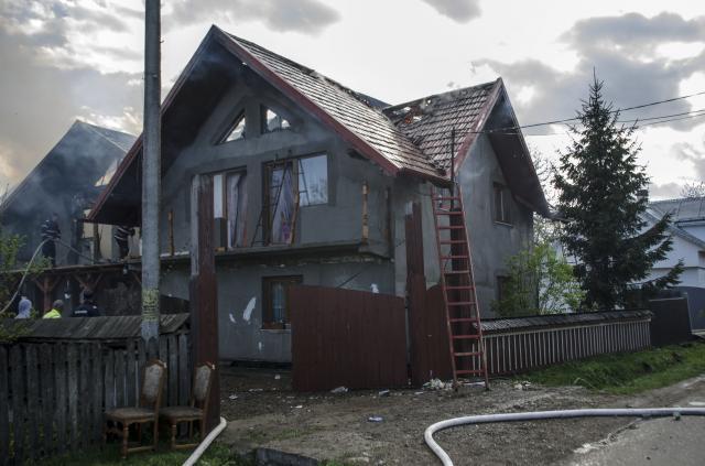 Casa cuprinsă de flăcări, al Volovăţ FOTO - Cristi Hrehorciuc (TV Rădăuţi)