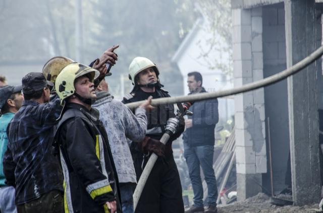 Casa cuprinsă de flăcări, al Volovăţ FOTO - Cristi Hrehorciuc (TV Rădăuţi)