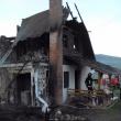Panică pentru opt tineri după ce cabana în care se aflau a luat foc