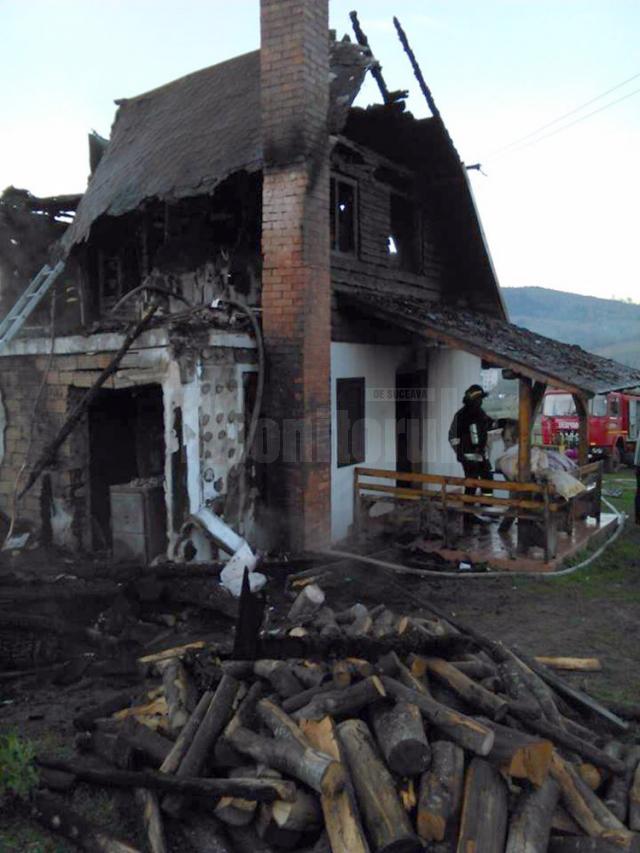 Panică pentru opt tineri după ce cabana în care se aflau a luat foc