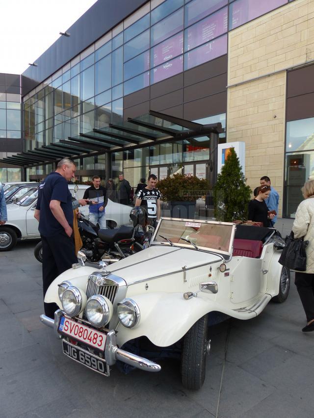 Maşini unice în România, prezentate la Retro Parada Primăverii de la Iulius Mall Suceava
