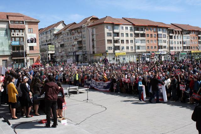 Mii de oameni s-au adunat în centrul Sucevei pentru a susţine familia de români din Norvegia lăsată fără copii