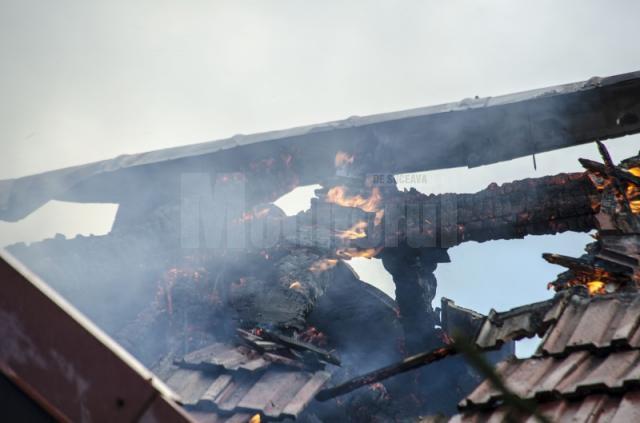 Un incendiu izbucnit la Arbore a cuprins mai multe gospodării