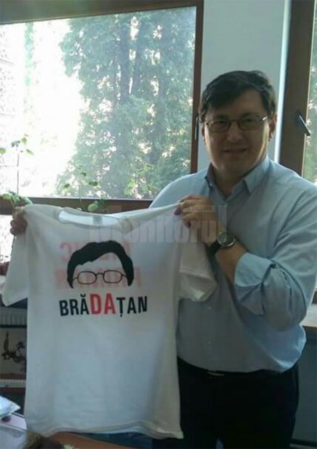 Între simpatizanţii candidatului PSD la funcţia de primar al Sucevei, Tiberius Brădăţan, a apărut de câteva zile o nouă modă, tricoul cu doctorul-primar al Sucevei