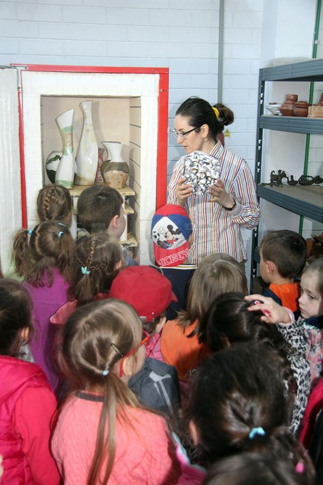 Lecţii de olărit şi pictură pe ceramică pentru preşcolari şi elevi, în săptămâna „Şcoala altfel”