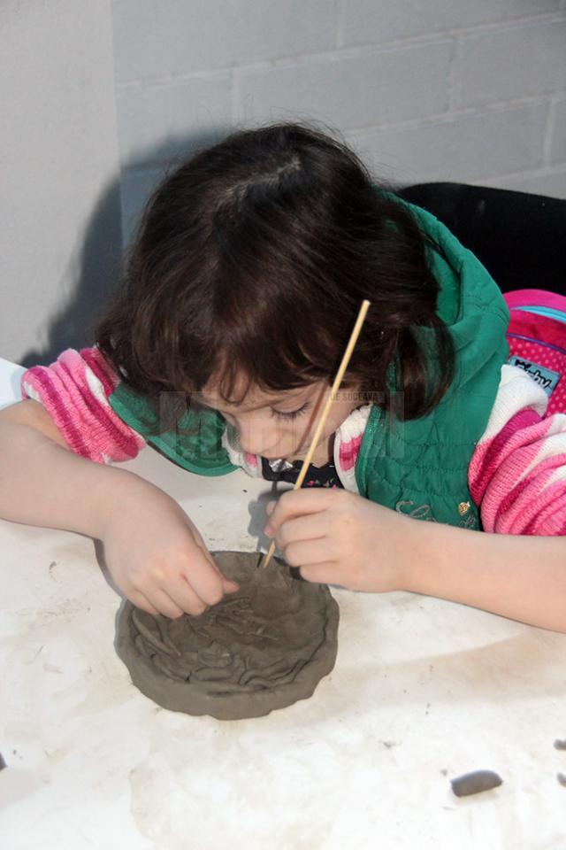 Lecţii de olărit şi pictură pe ceramică pentru preşcolari şi elevi, în săptămâna „Şcoala altfel”