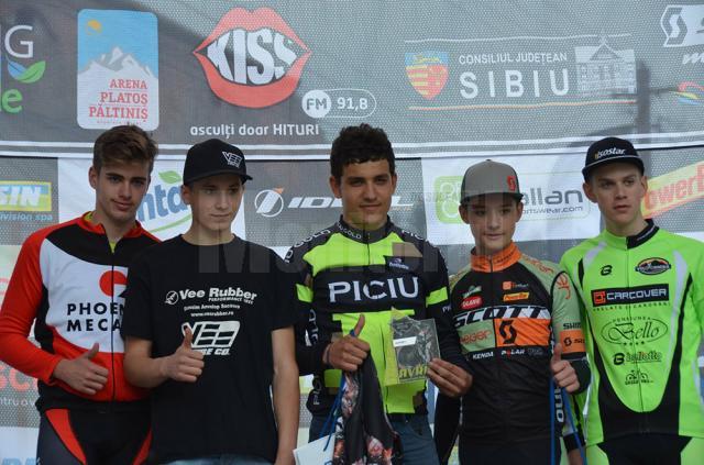 Gheorghe Brumă (al doilea din stânga) a câștigat argintul la categoria 14-18 ani