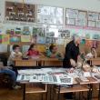 Meşterul popular Aurelia Toma, din Vatra Moldoviţei, le-a explicat elevilor arta încondeierii ouălor