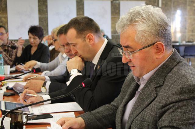 Proiectul, iniţiat de primarul Ion Lungu, prevede menţinerea taxelor şi impozitelor locale la acelaşi nivel ca şi anul acesta, fără nici un fel de majorări