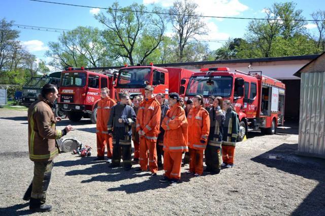 Elevi de la Colegiul „Andronic Motrescu” din Rădăuţi, în vizită la Baza de Pregătire a pompierilor de la Siret