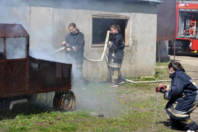 Elevi de la Colegiul „Andronic Motrescu” din Rădăuţi, în vizită la Baza de Pregătire a pompierilor de la Siret