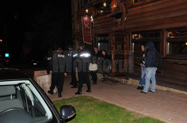 Şapte tineri implicaţi într-un scandal la un bar din Suceava, în vizorul poliţiei