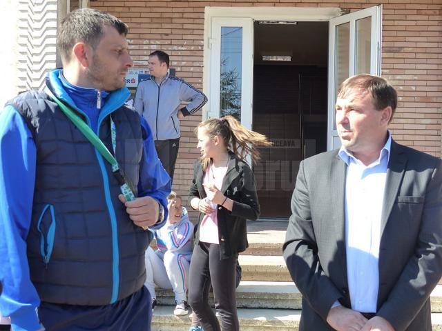 Primarul comunei Liteni, Tomiţă Onisii, şi profesorul de sport Maranda Demis