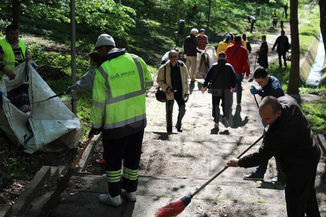 Sute de voluntari au curăţat vineri aleile şi zonele adiacente, în parcul Şipote