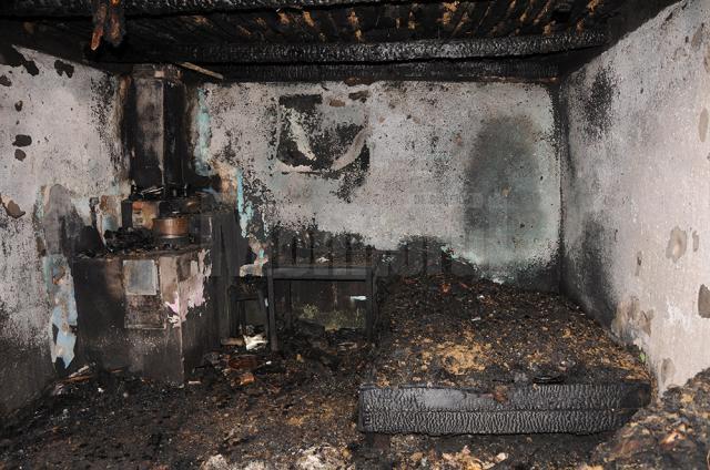 Camera în care se odihneau cei doi soţi a fost cuprinsă de flăcări