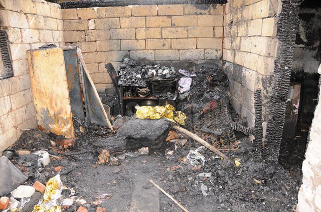 Doi soţi au ars de vii în casa lor, într-un incendiu izbucnit în toiul nopţii
