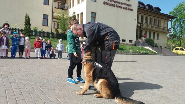 Peste 12.000 de elevi au fost oaspeţii Poliţiei în săptămâna „Şcoala altfel”