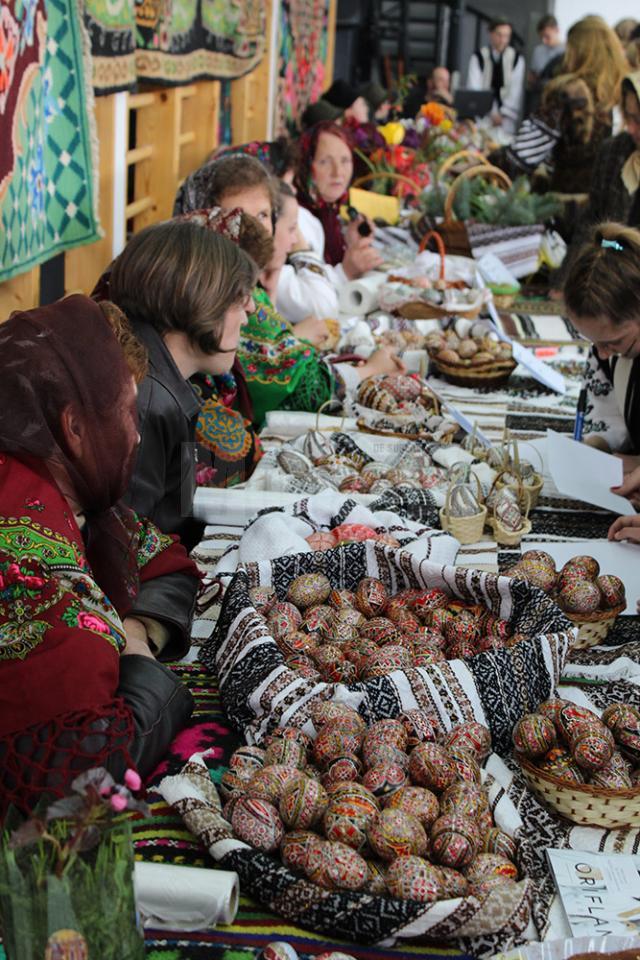 Festivalul ouălor încondeiate de la Moldoviţa a ajuns la cea de-a 10-a ediţie, cea mai de succes