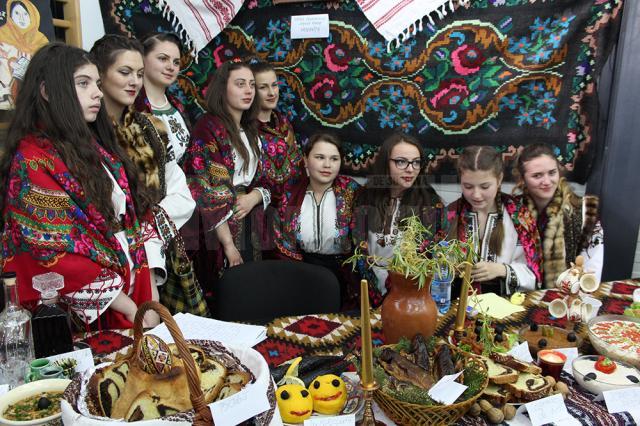 Tinere gospodine din Bucovina, cu ale lor creaţii culinare tradiţionale