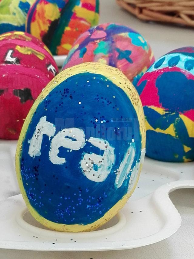 Aproximativ 300 de copii au încondeiat ouă, au făcut desene şi au primit „surprize dulci” de la Real Suceava