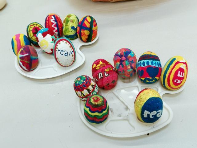 Aproximativ 300 de copii au încondeiat ouă, au făcut desene şi au primit „surprize dulci” de la Real Suceava