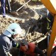 Un muncitor surprins sub un mal de pământ, salvat de pompieri la Frasin