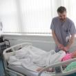 Dr. Gavrilovici la patul unei paciente